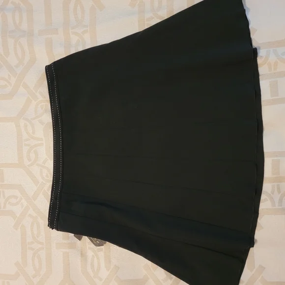 John Paul Richard black pleated flare skirt, fully lined, size 16, NWT - Picture 7 of 10